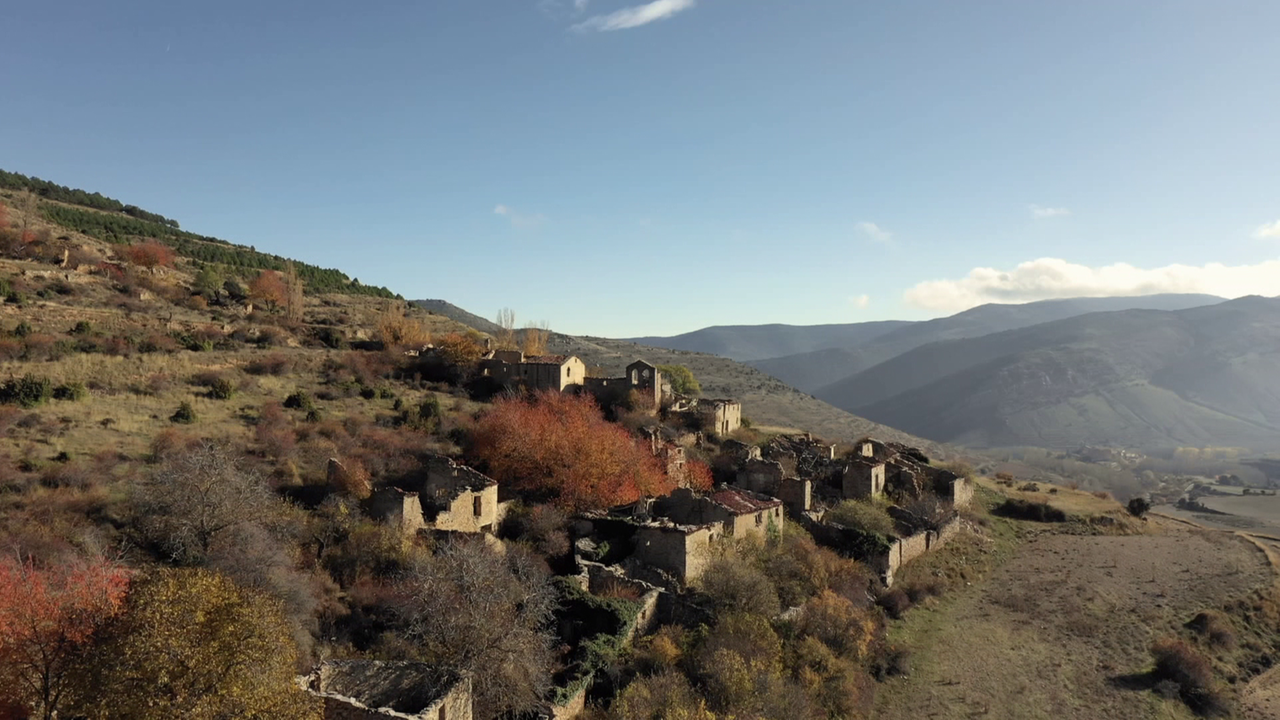 Blick auf ein Dorf mit leerstehenden Häusern
