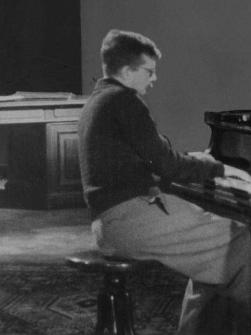 Der Komponist Dimitri Schostakowitsch arbeitet 1941 in seiner Wohnung an der Niederschrift der 7. Symphonie C-Dur (Leningrad) op.60