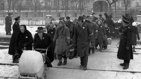 Sudetendeutsche werden am 1. Januar 1946 aus der Tschechoslowakei in Richtung Bayern geschickt.