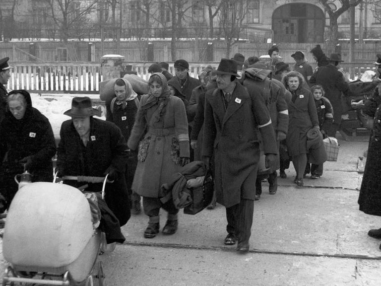 Sudetendeutsche werden am 1. Januar 1946 aus der Tschechoslowakei in Richtung Bayern geschickt.