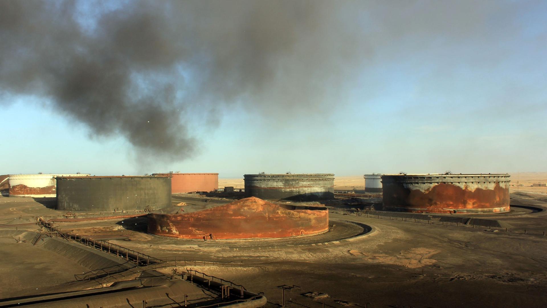 IS-Terroristen steckten ein zentrales libysches Öl-Verladeterminal am Mittelmeer in Brand