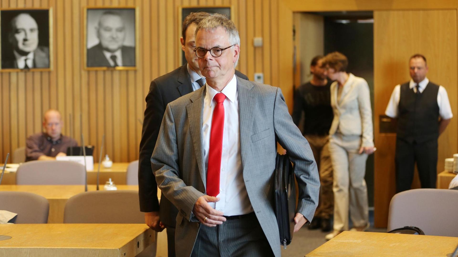 Der ehemalige Polizeipräsident von Köln, Wolfgang Albers, betritt den Saal des Untersuchungsausschusses.