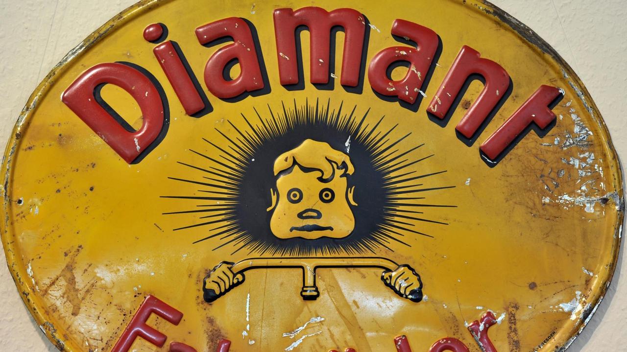 Das Logo des Fahrradherstellers Diamant auf einem historischen Emailleschild Das Logo des Fahrradherstellers Diamant auf einem historischen Emailleschild
