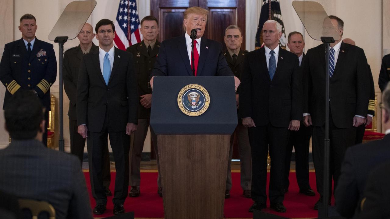Das Bild zeigt US-Präsident Donald Trump, Verteidigungsminister Mark Esper, Vize-Präsident Mike Pence und Außenminister Mike Pompeo bei einer Pressekonferenz im Weißen Haus in Washington.