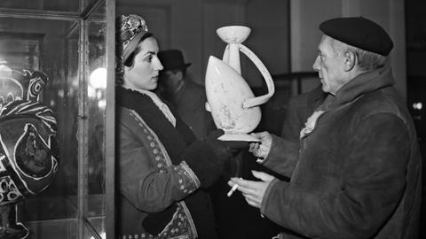 Françoise Gilot und Pablo Picasso bei einer Ausstellung in Paris im Jahr 1948.