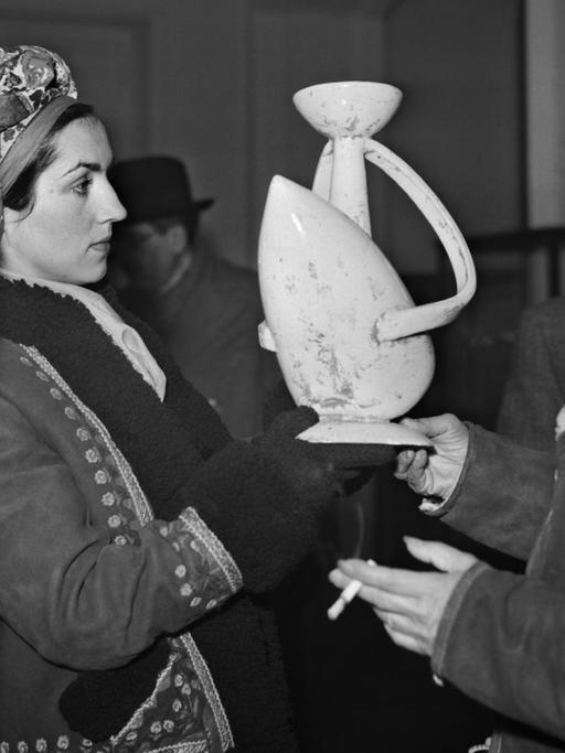 Françoise Gilot und Pablo Picasso bei einer Ausstellung in Paris im Jahr 1948.