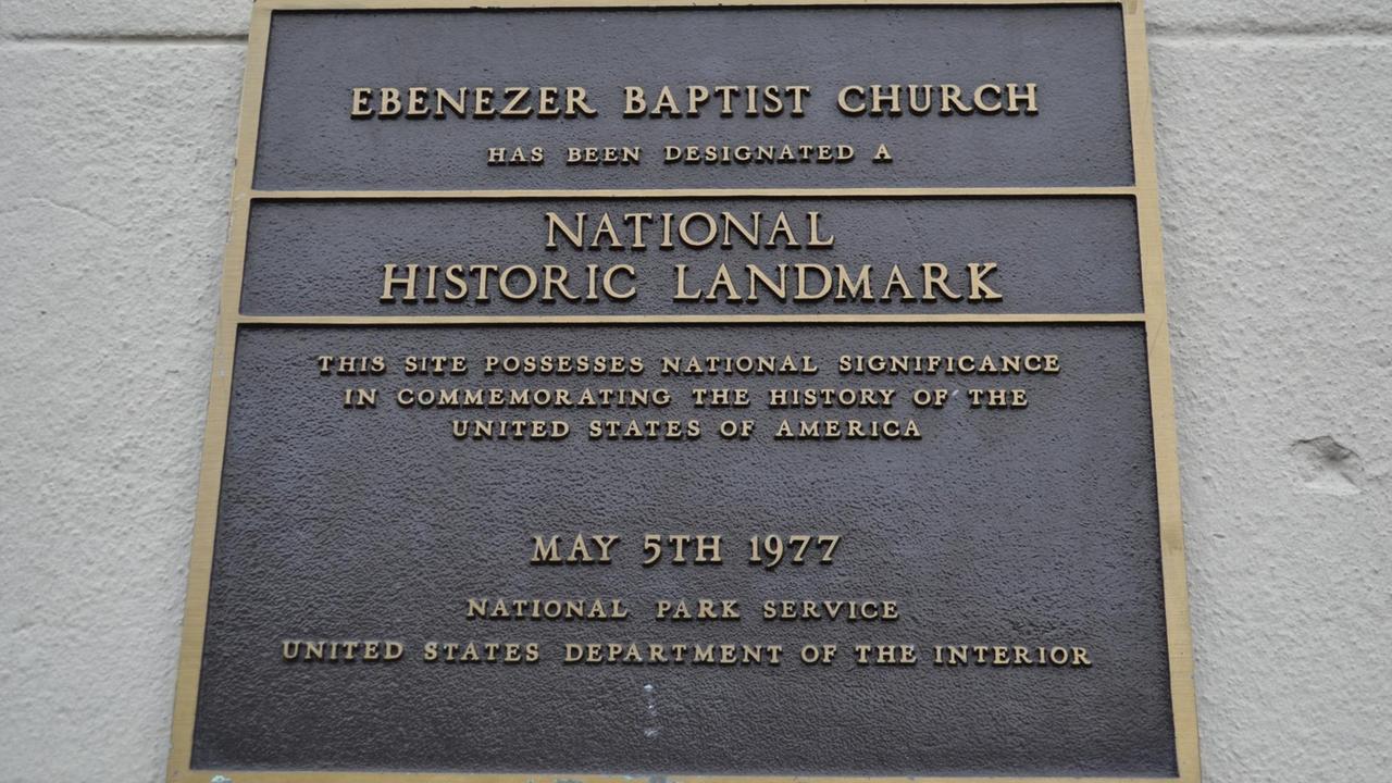 Eine Hinweistafel würdigt die Ebenezer Baptist Church in Atlanta als wichtige nationale Gedenkstätte der USA