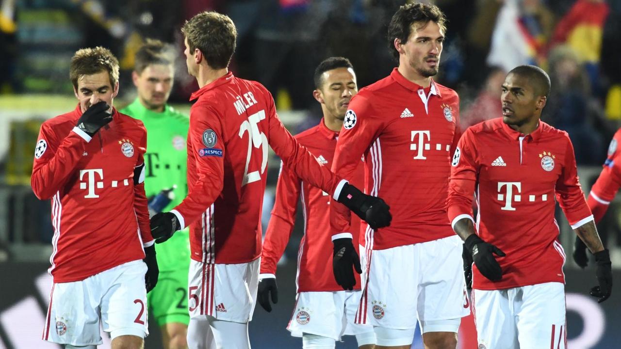 Das Bild zeigt die Spieler Lahm, Ulreich, Müller, Thiago, Hummels und Douglas Costa in roten Trikots (Ulreich hat ein grünes Torwarttrikot an).