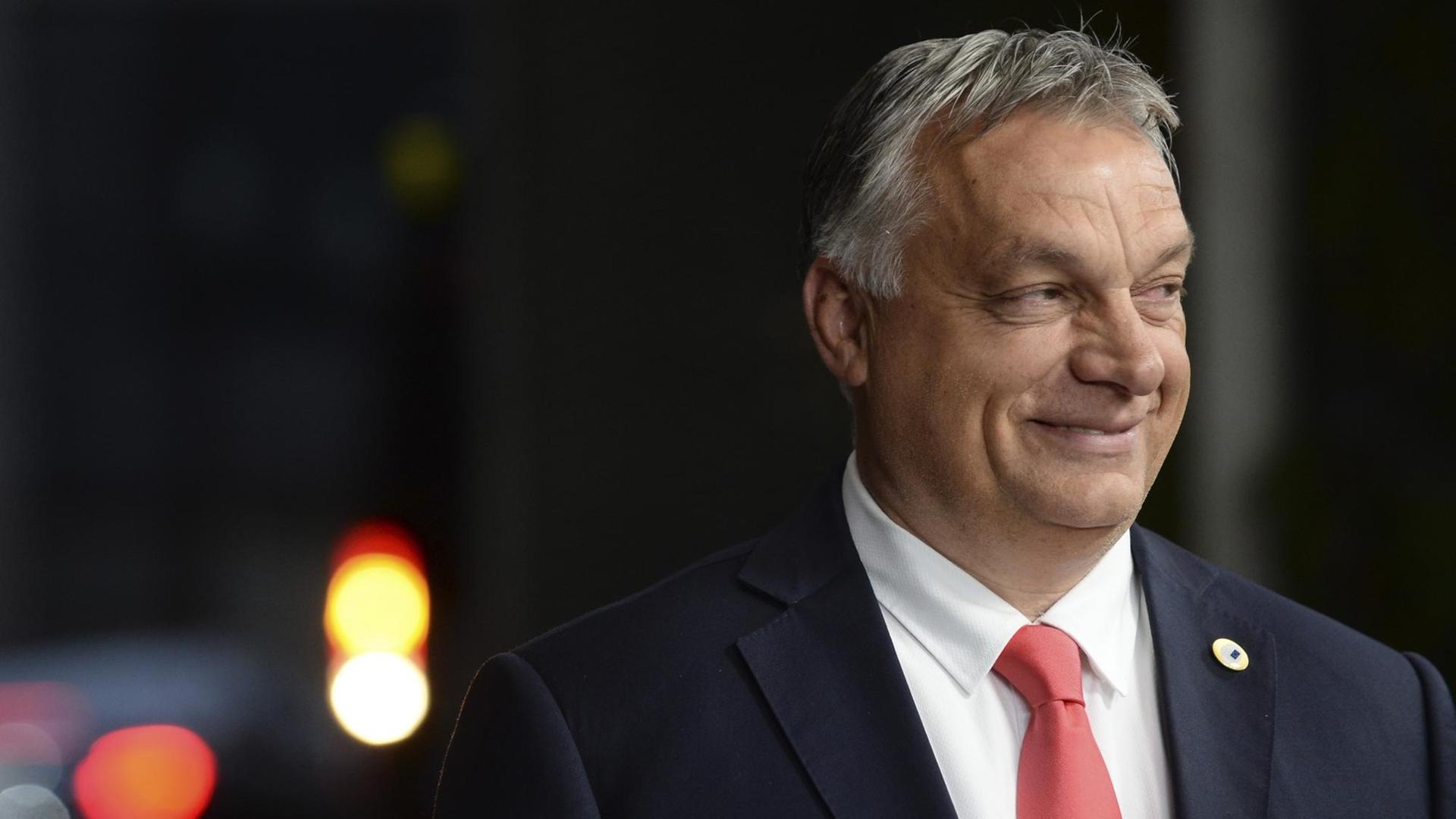 Der ungarische Ministerpräsident Viktor Orban lachend