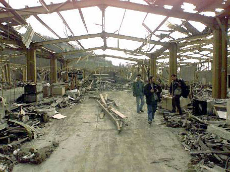 Eine von Nato-Bomben zerstörte Fabrik für Haushaltswaren in der serbischen Stadt Cacak.