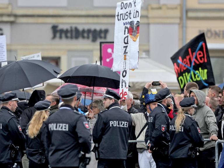 Pegida-Anhänger protestieren am 03.10.2016 vor der Frauenkirche in Dresden (Sachsen). Zum Höhepunkt und Abschluss der Feierlichkeiten zum Tag der Deutschen Einheit werden an diesem Montag die höchsten Repräsentanten des Staates in Dresden erwartet.
