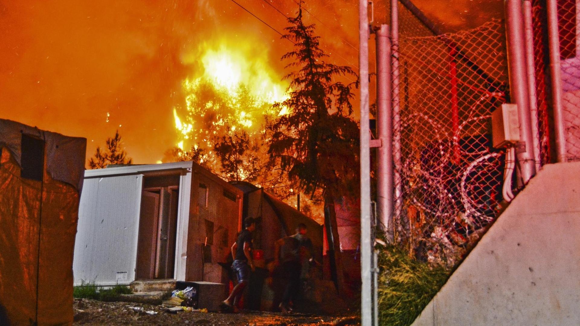 In dem Flüchtlings-Lager Samos hat es schon wieder gebrannt.