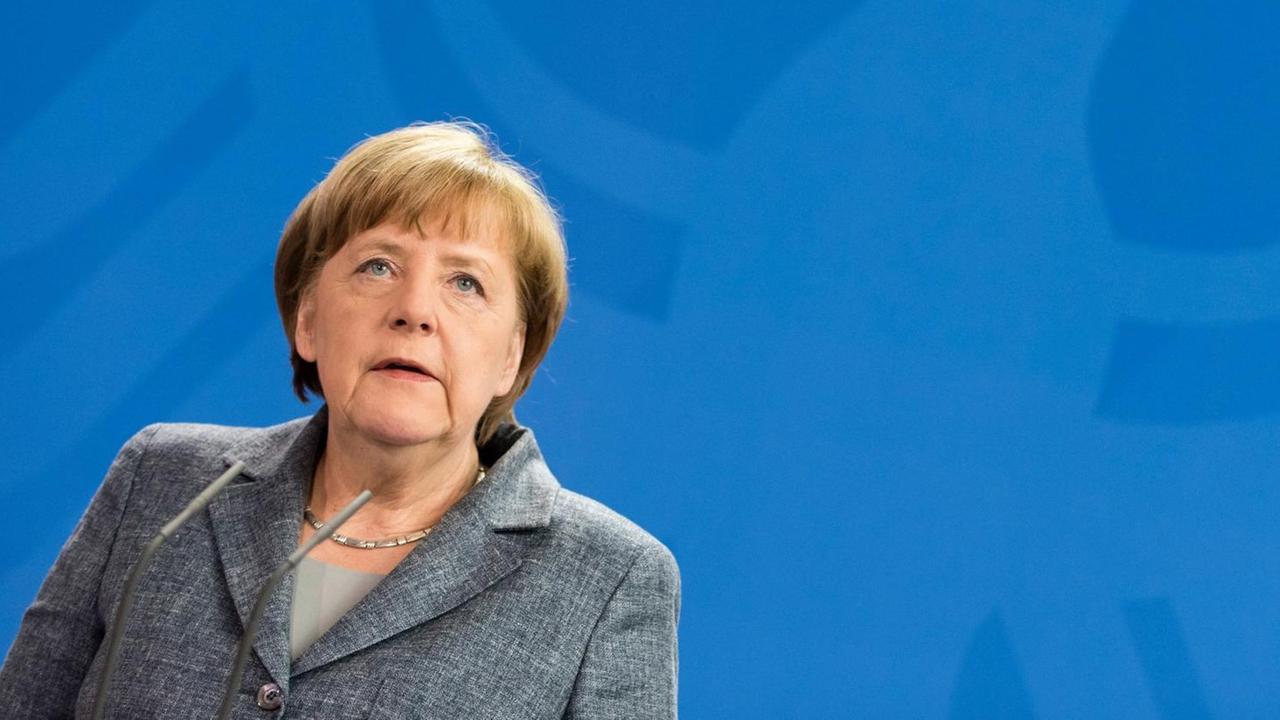 Bundeskanzlerin Angela Merkel (CDU) gibt am 15.04.2016 im Bundeskanzleramt in Berlin eine Erklärung zu der Affäre um den TV-Moderator Jan Böhmermann ab.