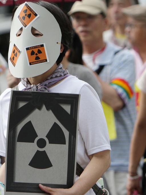 Atomkraft-Gegner demonstrieren im japanischen Osaka.