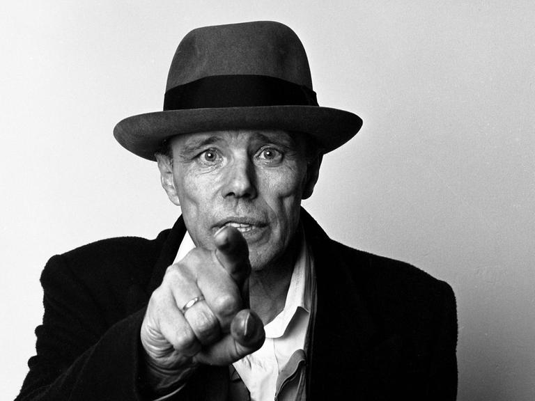 Ein Porträt von Joseph Beuys (1921-1986), Aufnahme circa 1985.