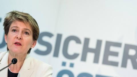 Die Schweizer Innenministerin Simonetta Sommaruga spricht auf der Pressekonferenz nach dem Treffen der deutschsprachigen Innenminister in Wien.