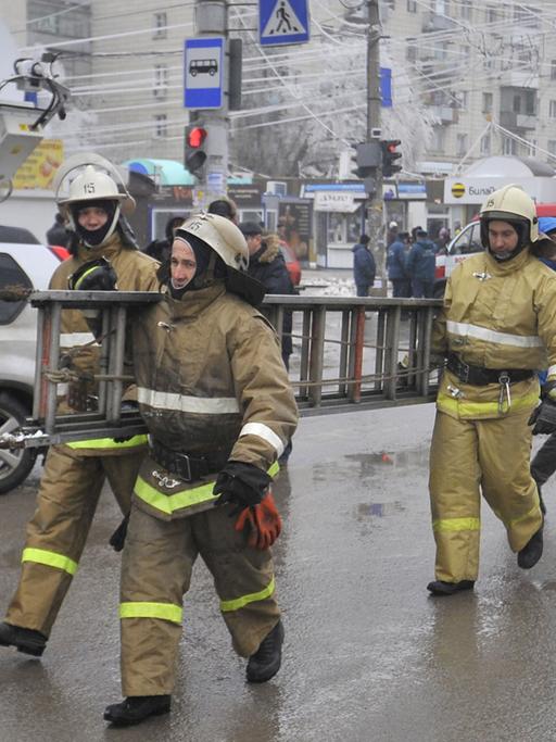 Sicherheitskräfte nach dem tödlichen Anschlag auf einen Bus im russischen Wolgograd