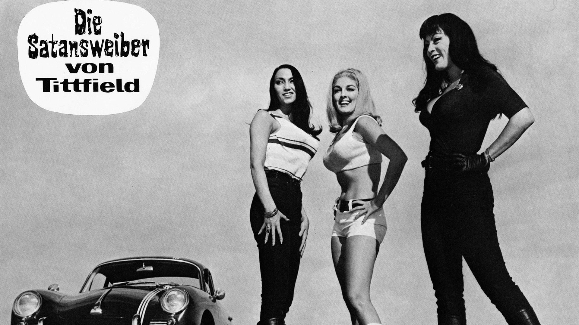 Die Schauspielerinnen Haji, Lori Williams und Tura Satana auf einem Filmplakat zu dem Film "Die Satansweiber von Tittfield" (Originaltitel: "Faster, Pussycat! Kill! Kill!") von Russ Meyer aus dem Jahr 1965