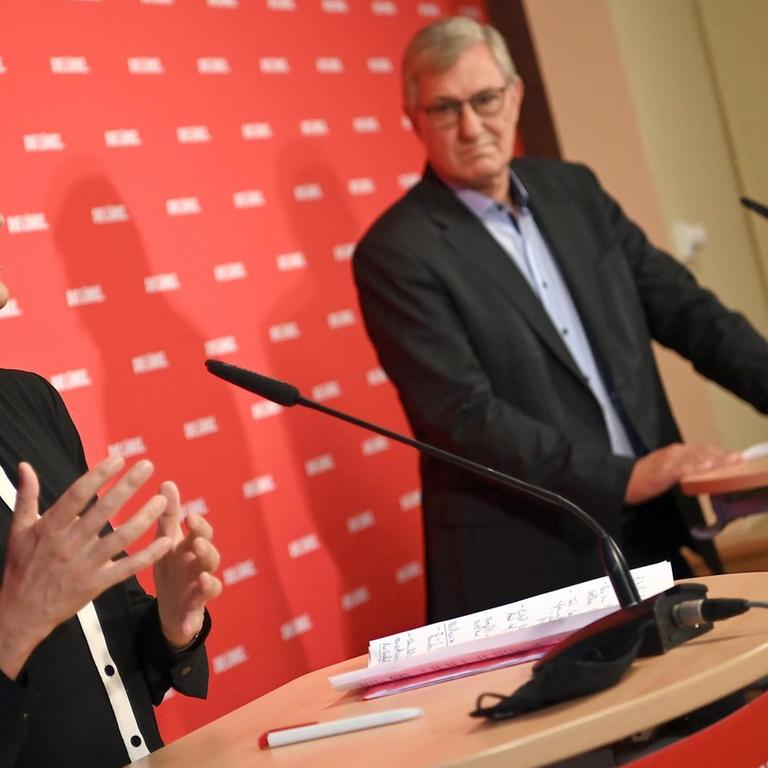 Katja Kipping und Bernd Riexinger, die Bundesvorsitzenden der Partei Die Linke, sprechen auf einer Pressekonferenz. Die beiden Vorsitzenden haben ihren Rücktritt erklärt.