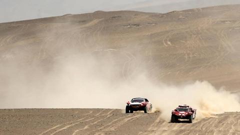Zwei Fahrer bei der Rallye Dakar 2018 in Puerto Lomas, Peru
