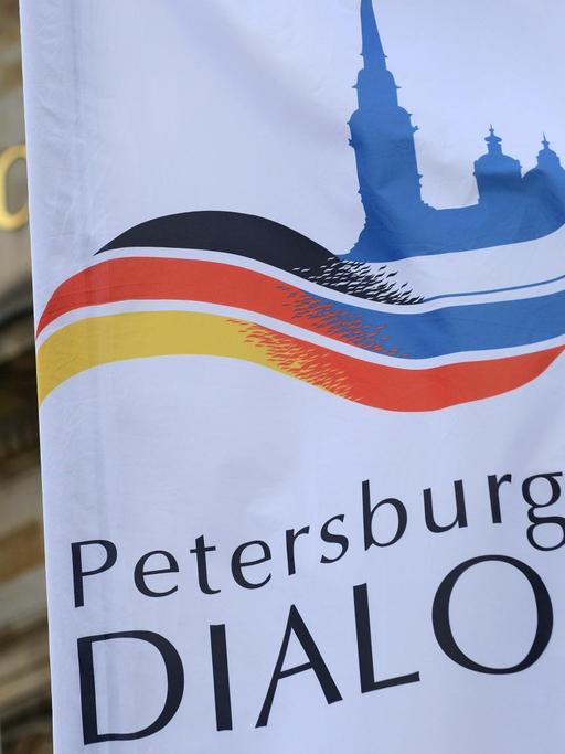 Eine Flagge mit der Aufschrift "Petersburger Dialog"