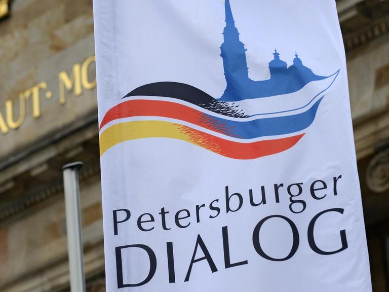 Eine Flagge mit der Aufschrift "Petersburger Dialog"