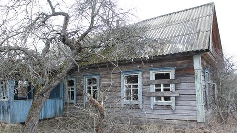Das verlassene Dorf Krasnoselje in der evakuierten 30-Kilometer-Zone rund um das Atomkraftwerk Tschernobyl, auf weißrussischer Seite, Ausgangsort Hoiniki