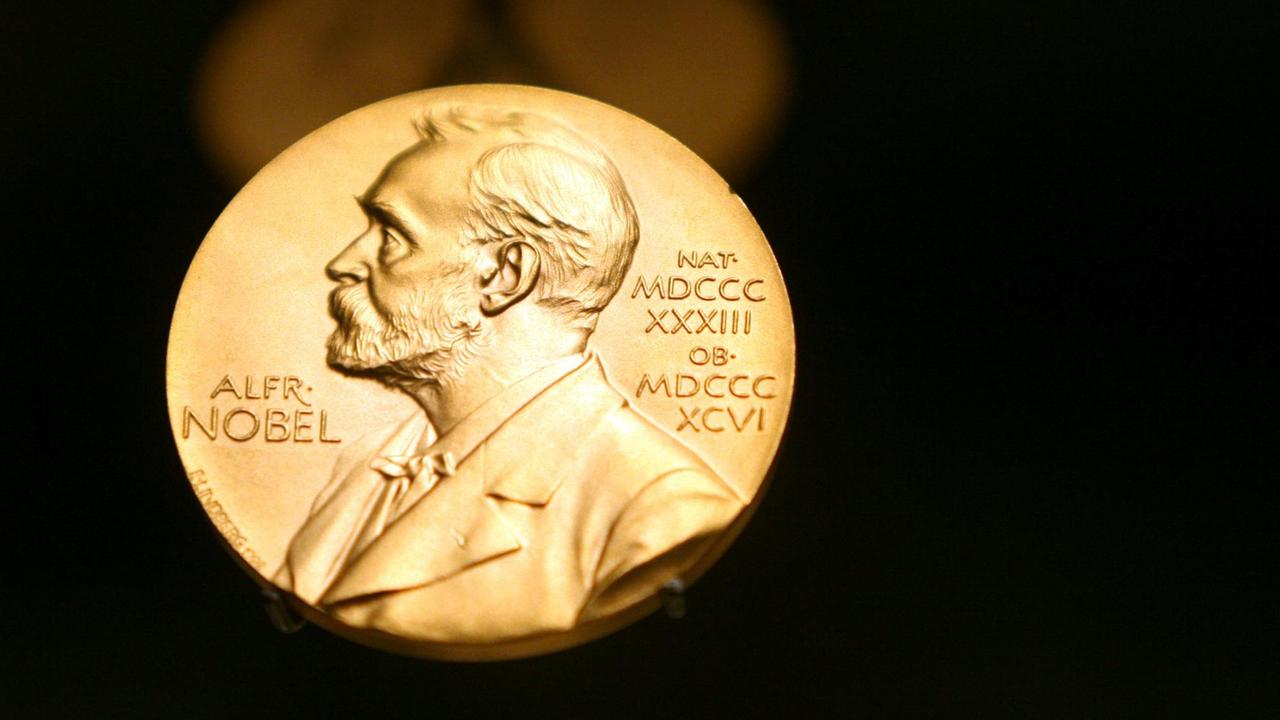 Schweden, Stockholm: Eine Medaille mit dem Konterfei von Alfred Nobel ist im Nobel Museum zu sehen.