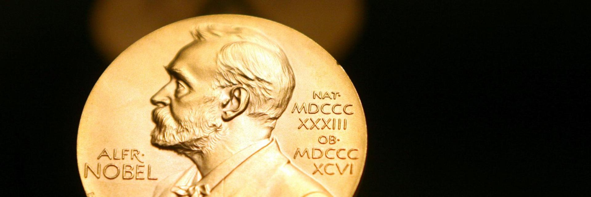 Schweden, Stockholm: Eine Medaille mit dem Konterfei von Alfred Nobel ist im Nobel Museum zu sehen.