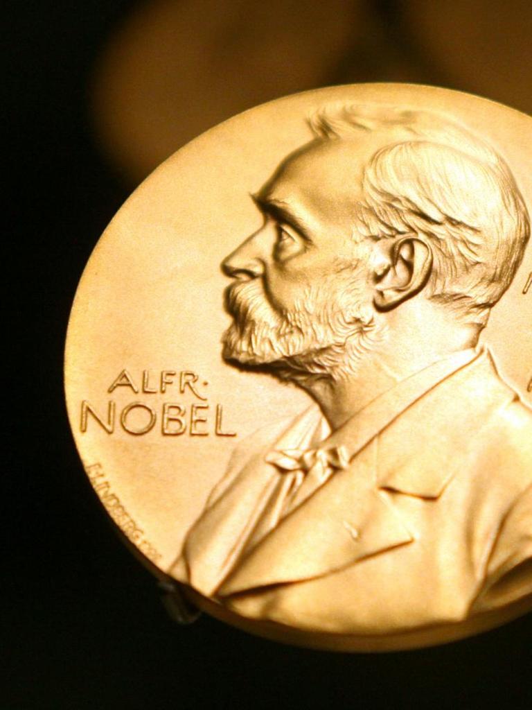 Schweden, Stockholm: Eine Medaille mit dem Konterfei von Alfred Nobel ist im Nobel Museum zu sehen.