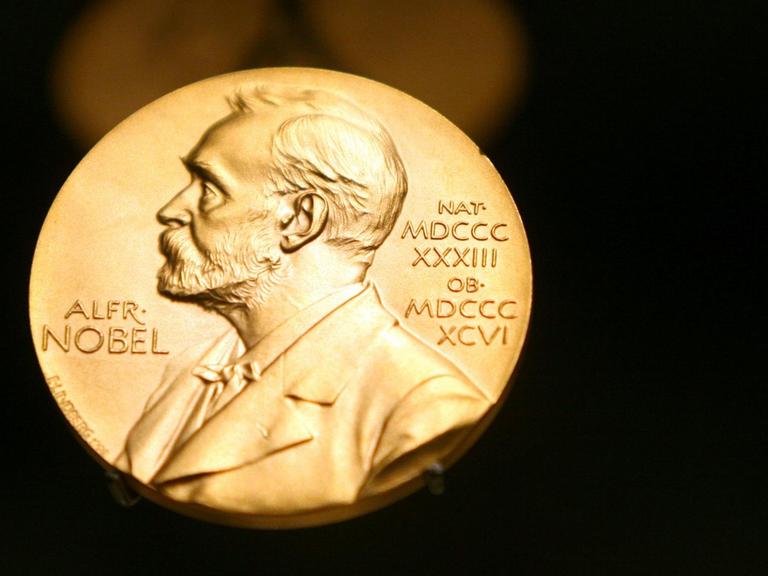 Schweden, Stockholm: Eine Medaille mit dem Konterfei von Alfred Nobel ist im Nobel Museum zu sehen.