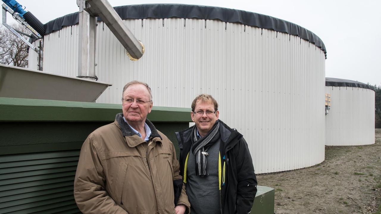 Bert Frisch (l) und Nils Uhtenwoldt stehen am 08.03.2017 als Vertreter der Ostewert AG in Oberndorf an der Oste (Niedersachsen) vor ihrem realisierten Projekt einer Güllebiosgasanlage mit angegliederter Fischzucht. 