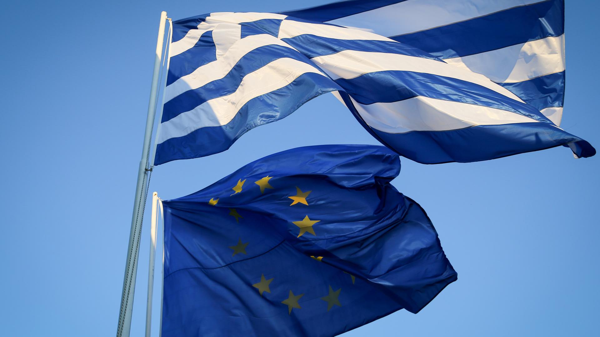 Die griechische und europäische Fahne