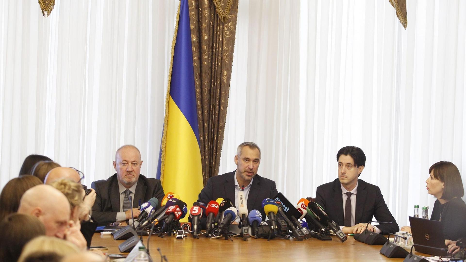 Der Generalstaatsanwalt der Ukraine, Ruslan Riaboshapka, kündigt am 4.10.2019 in Kiew an, Akten der eingestellten Ermittlungen gegen die Firma Burisma erneut zu prüfen