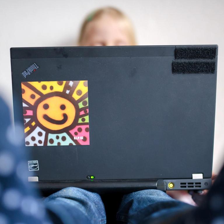 ILLUSTRATION - Ein Kind schaut auf einem Laptop einen Trickfilm, aufgenommen am 06.01.2015 in Dresden (Sachsen).