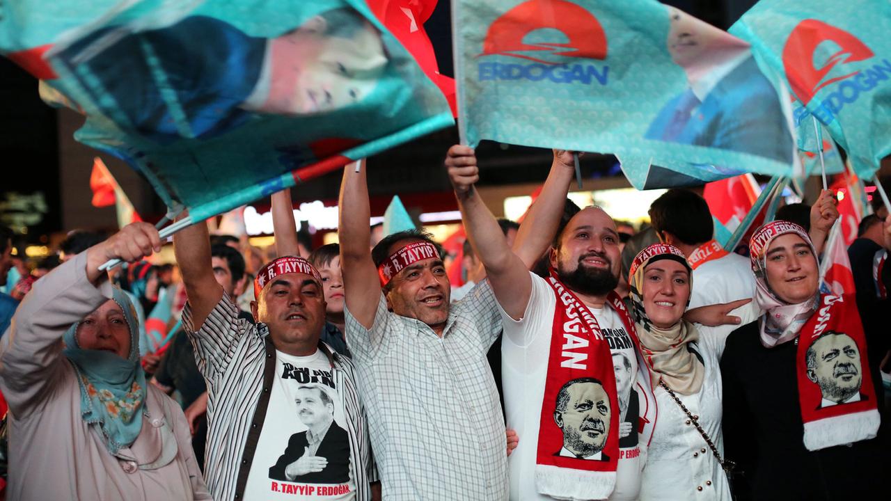 Anhänger des türkischen Präsidentschaftskandidaten Recep Tayyip Erdogan feiern den Wahlerfolg