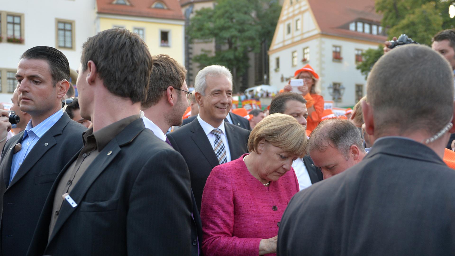 Sicherheitsbeamte schirmen die Bundeskanzlerin Angela Merkel und Sachsens Ministerpräsident Stanislaw Tillich auf einer CDU Wahlkampfveranstaltung in Oschatz (Sachsen) ab Sicherheitsbeamte schirmen die Bundeskanzlerin Angela Merkel und Sachsens Ministerpräsident Stanislaw Tillich auf einer CDU Wahlkampfveranstaltung in Oschatz (Sachsen) ab