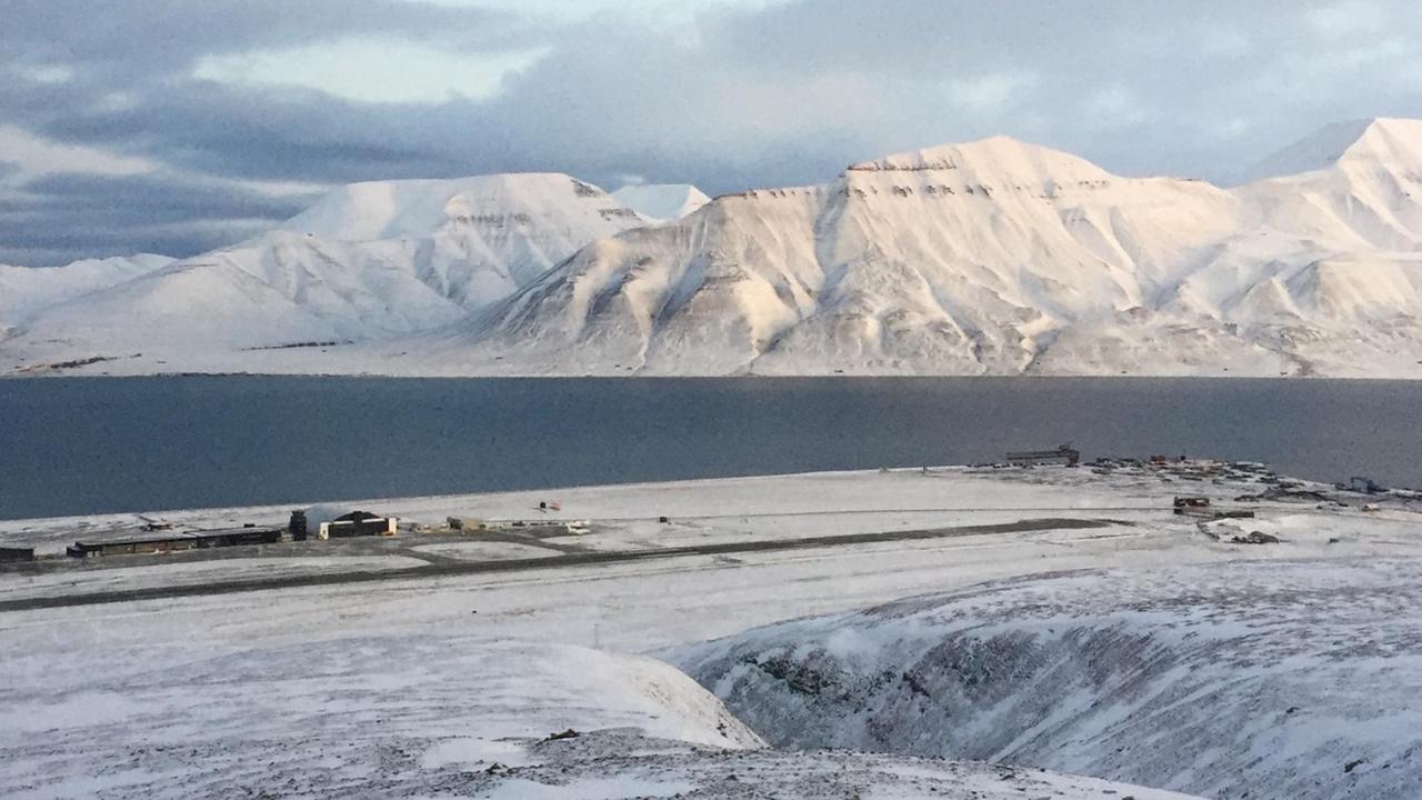 Blick auf Longyearbyen, nördlichster Ort der Welt