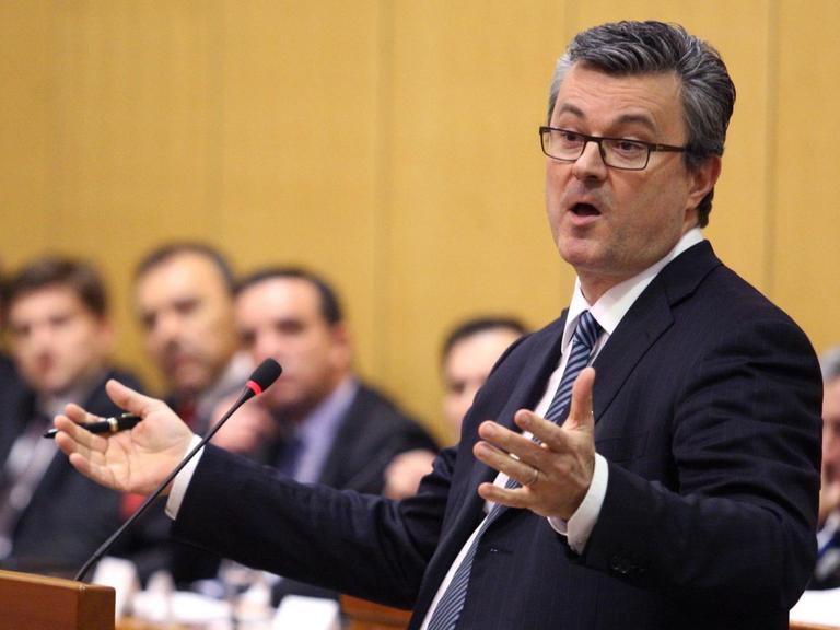 Der neue kroatischen Regierungschef Tihomir Oreskovic hält eine Rede im Parlament.