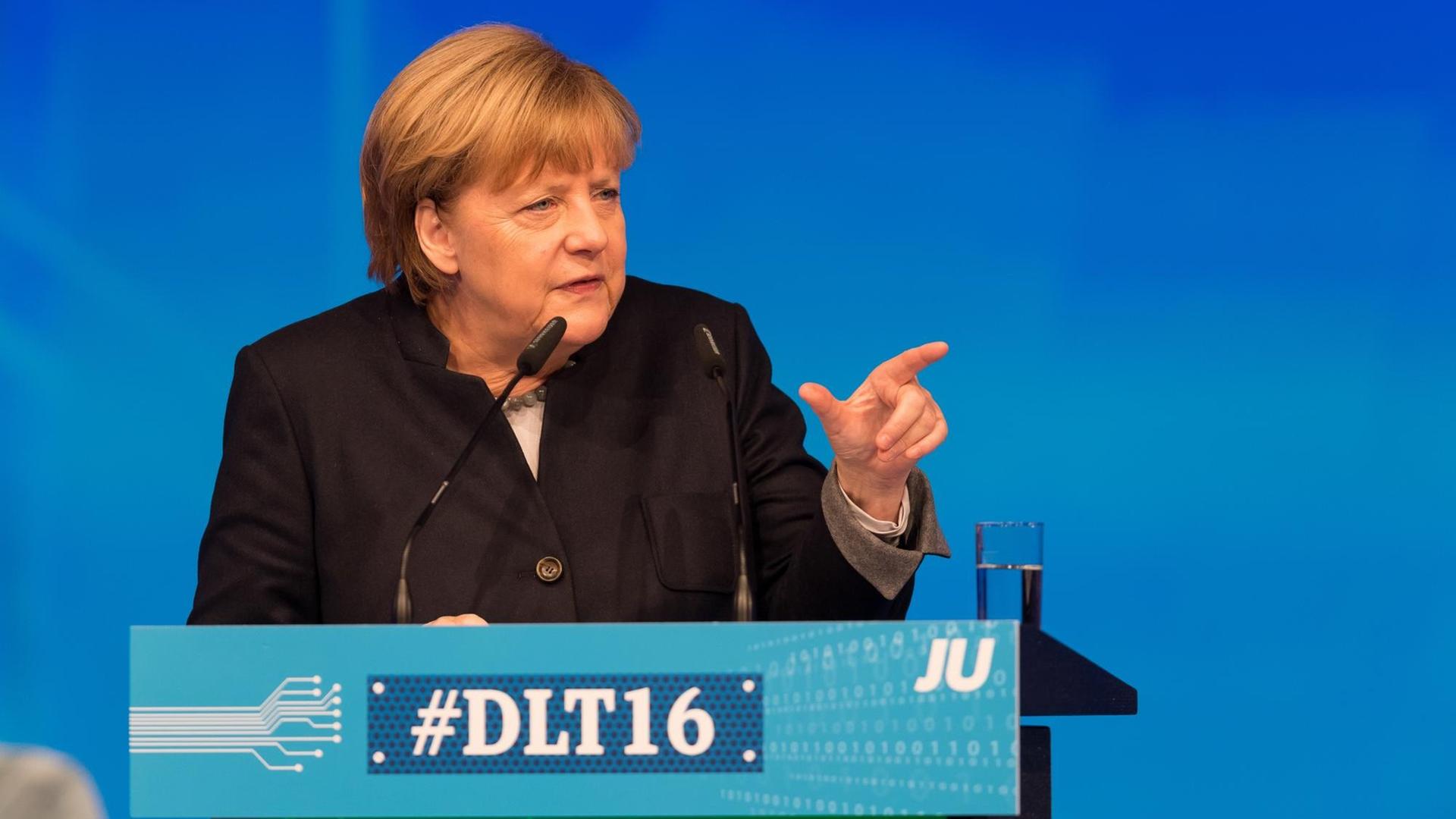 Bundeskanzlerin Angela Merkel (CDU) spricht in Paderborn (Nordrhein-Westfalen) auf dem Deutschlandtag der Jungen Union.