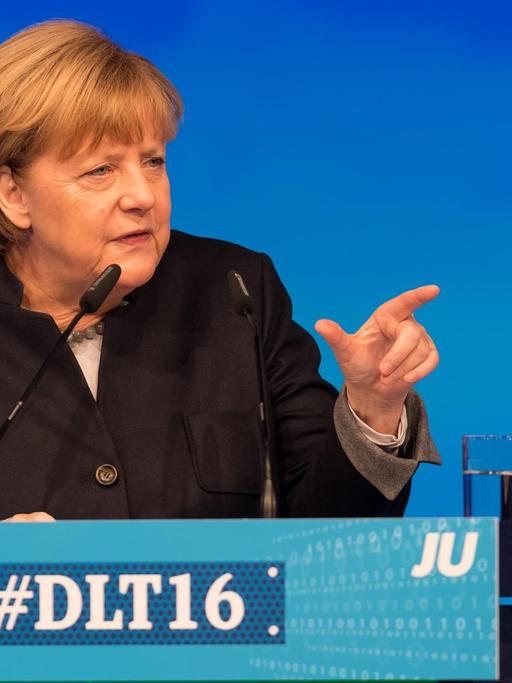 Bundeskanzlerin Angela Merkel (CDU) spricht in Paderborn (Nordrhein-Westfalen) auf dem Deutschlandtag der Jungen Union.