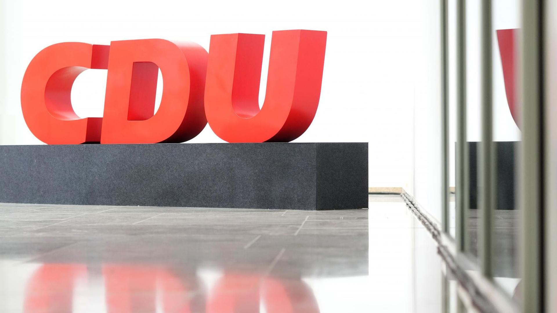 Berlin: Das Logo der CDU spiegelt sich im blanken Fußboden des Konrad-Adenauer-Hauses. Berlin: Das Logo der CDU spiegelt sich im blanken Fußboden des Konrad-Adenauer-Hauses.