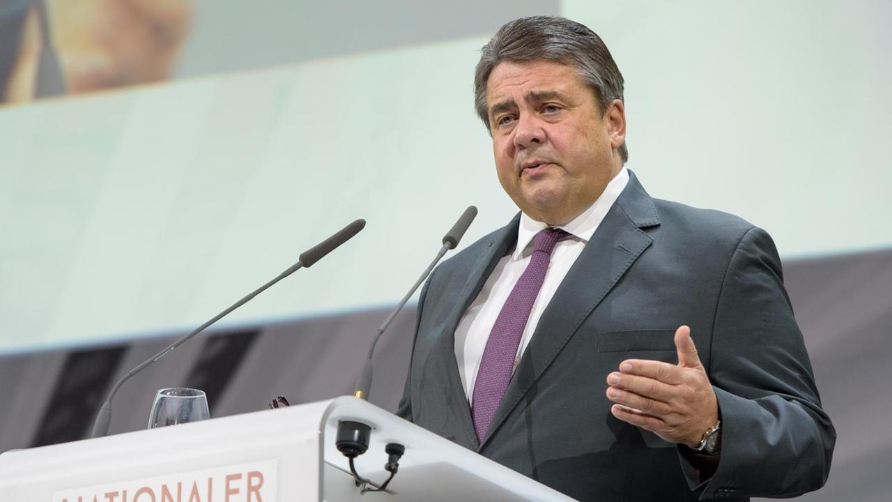 SPD-Chef Sigmar Gabriel steht auf dem nationalen IT-Gipfel in Saarbrücken hinter dem Rednerpult