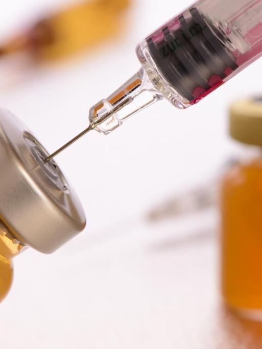 Eine Dosis Impfstoff wird mit einer Spritze entnommen
