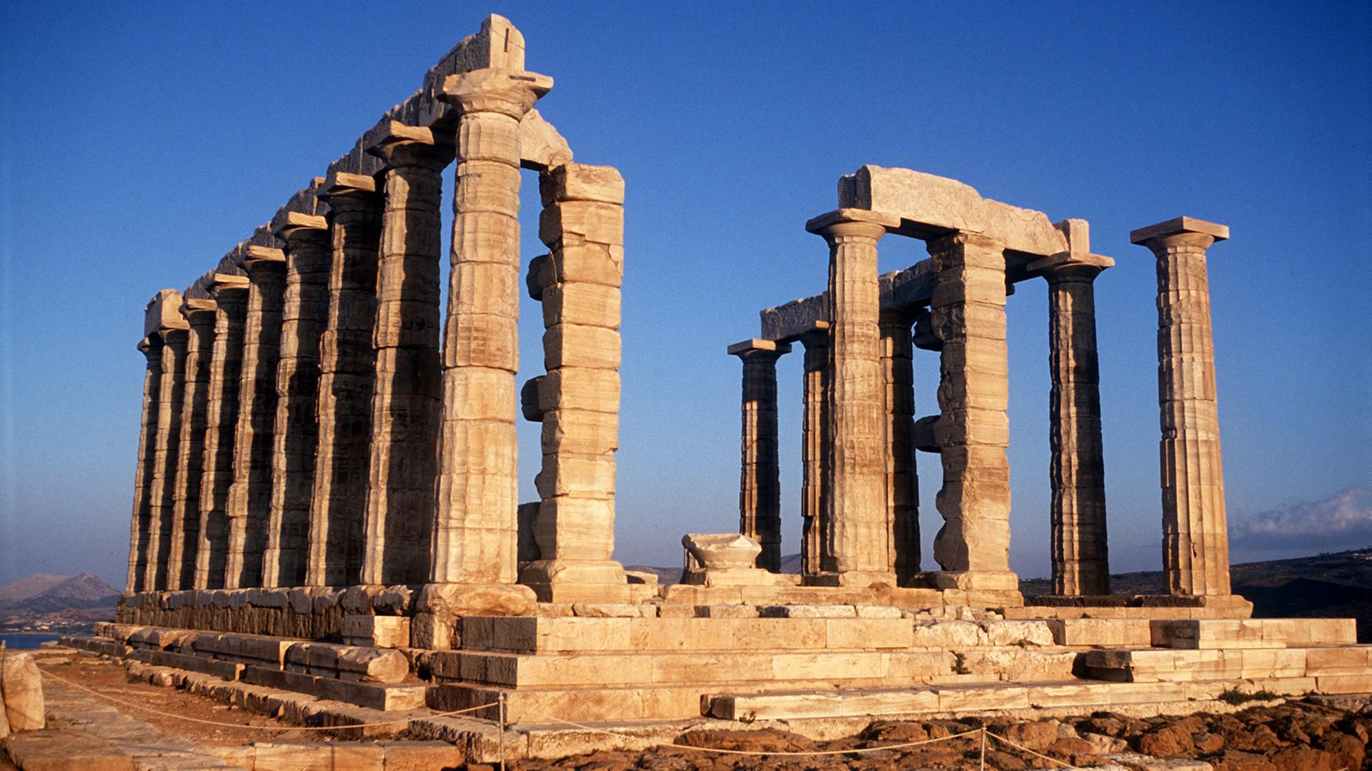 Marodes Bauwerk unter strahlend blauem Himmel: Blick auf die Ruine des Tempels des Poseidon am Kap Sounion
