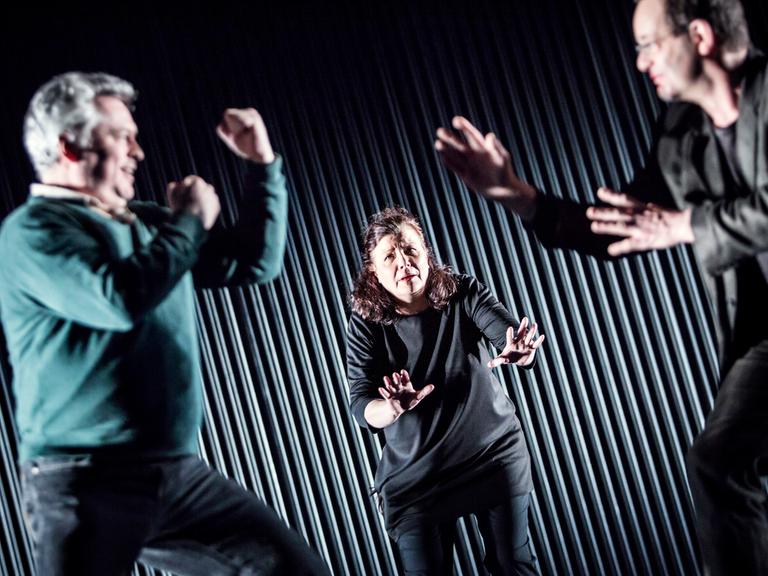Die Schauspieler Reinhard Mahlberg (l-r), Anke Schubert und Boris Koneczny stehen am 03.01.2015 während einer Probe für das Stück "Das schwarze Wasser" im Nationaltheater in Mannheim (Baden-Württemberg) auf der Bühne.