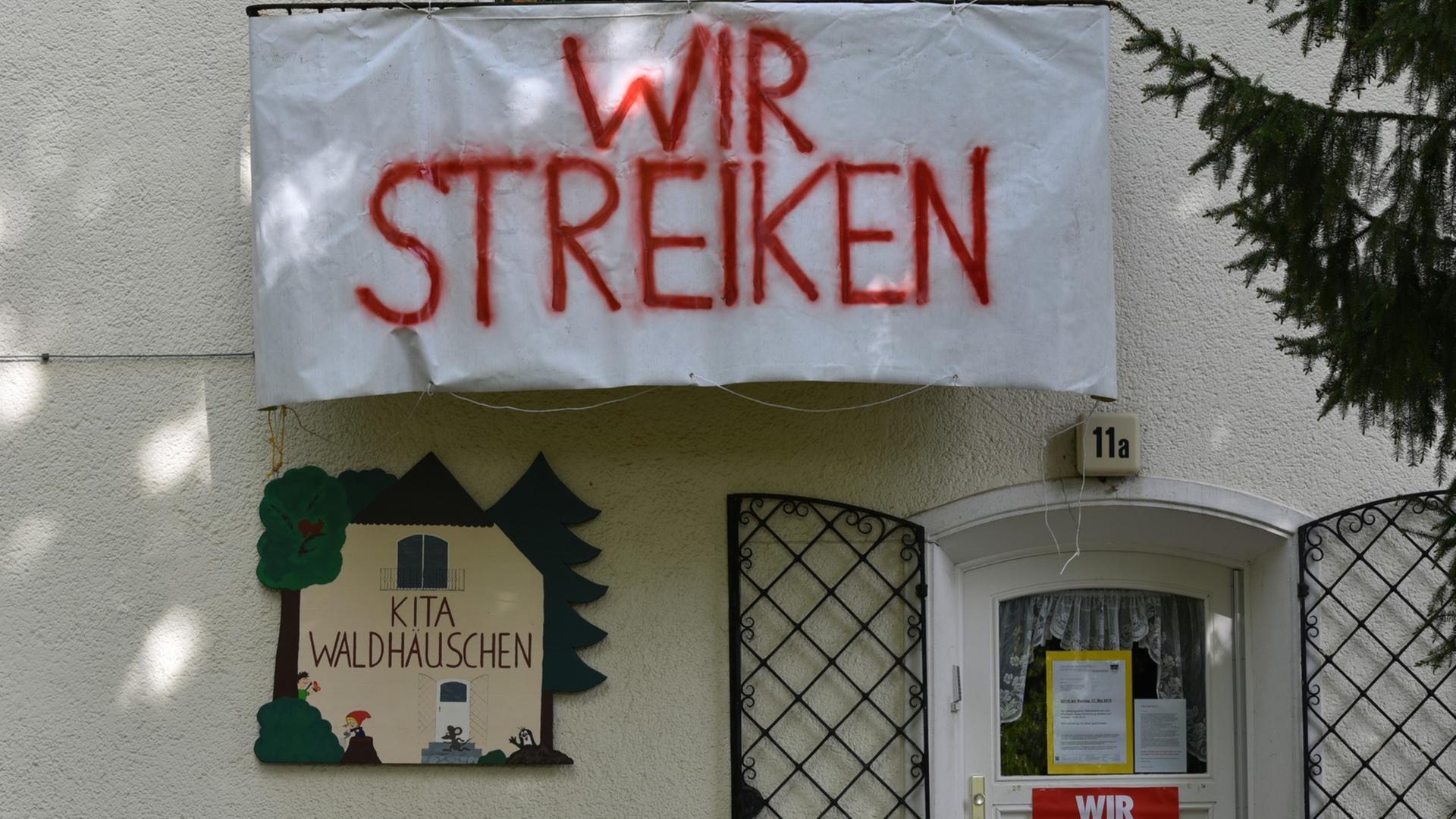 Streikplakate hängen am 11.05.2015 an der Fassade einer Kindertagesstätte in Kleinmachnow (Brandenburg). In vielen der 900 kommunalen Kindertagesstätten hat am Montagmorgen auch in Brandenburg ein unbefristeter Streik begonnen.