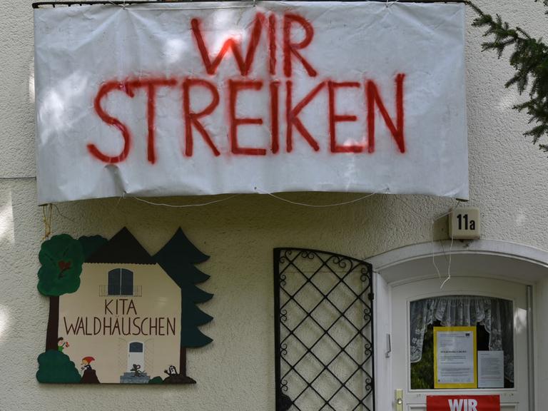 Streikplakate hängen am 11.05.2015 an der Fassade einer Kindertagesstätte in Kleinmachnow (Brandenburg). In vielen der 900 kommunalen Kindertagesstätten hat am Montagmorgen auch in Brandenburg ein unbefristeter Streik begonnen.
