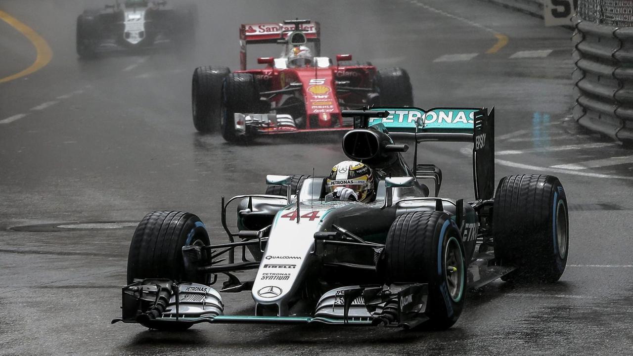Zu sehen ist Formel1-Fahrer Lewis Hamilton in seinem Mercedes. Es regnet in Monaco.