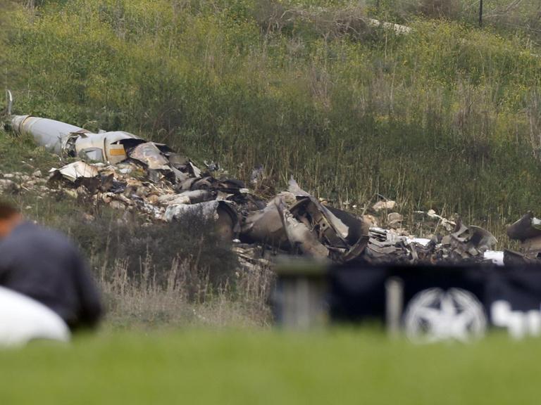Die Überreste eines israelischen F-16 Kampfflugzeugs an der Absturzstelle bei Harduf